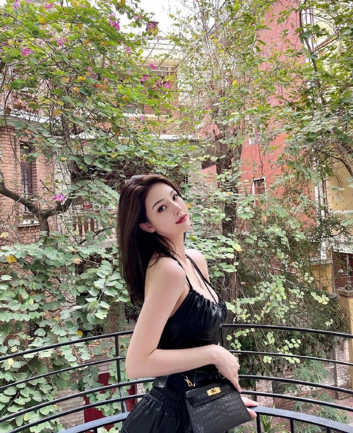 影厅座位与银幕配图